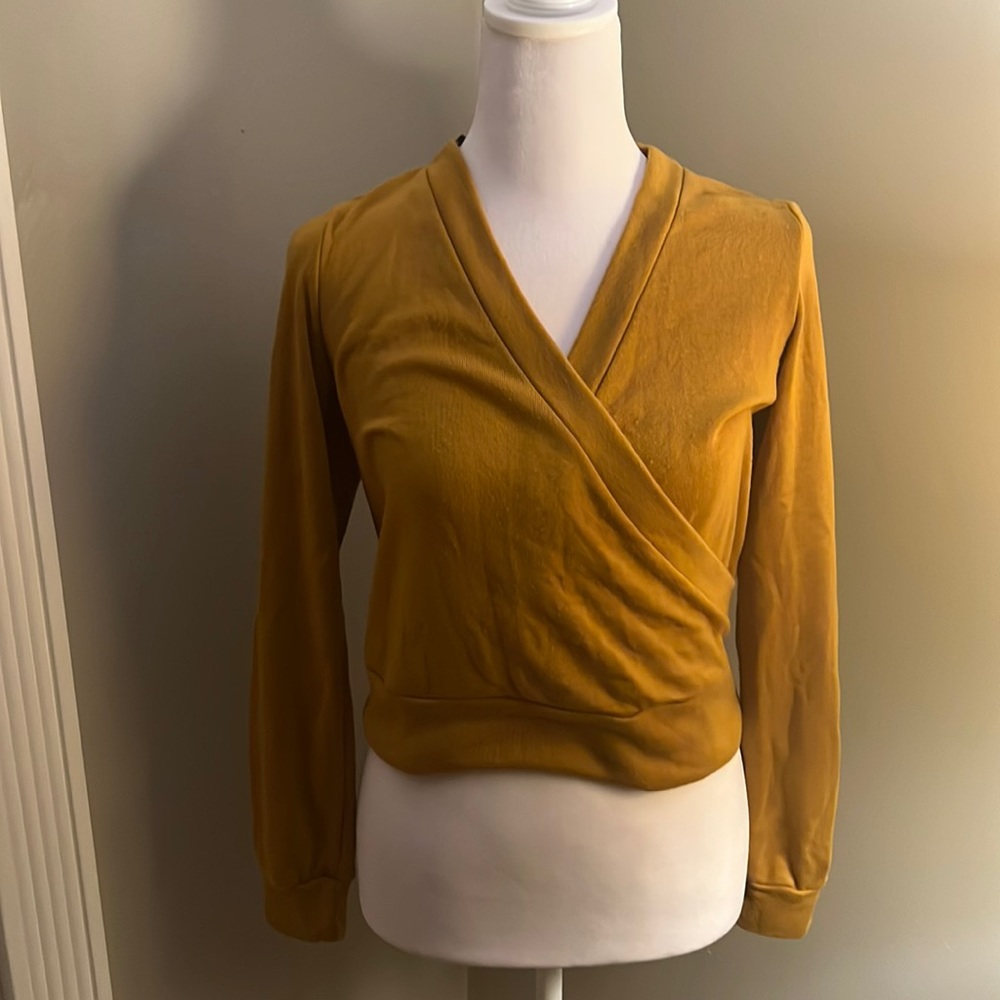 Forever 21 women’s size small jersey knit top in gold